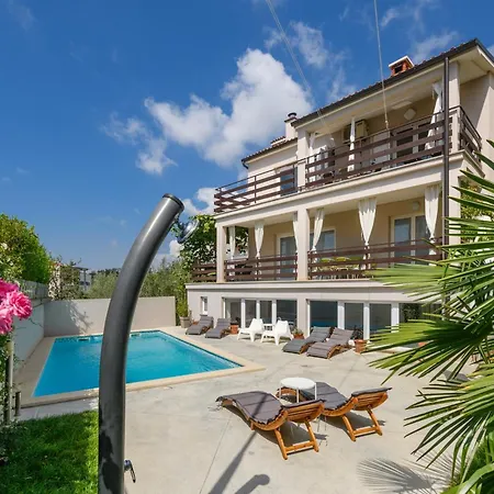 Poolside - Pool & Gym *