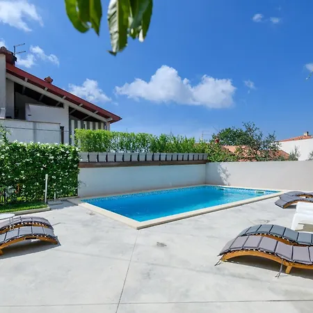 Poolside - Pool & Gym Apartman Pula