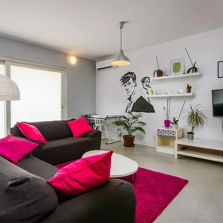 Poolside - Pool & Gym Apartman