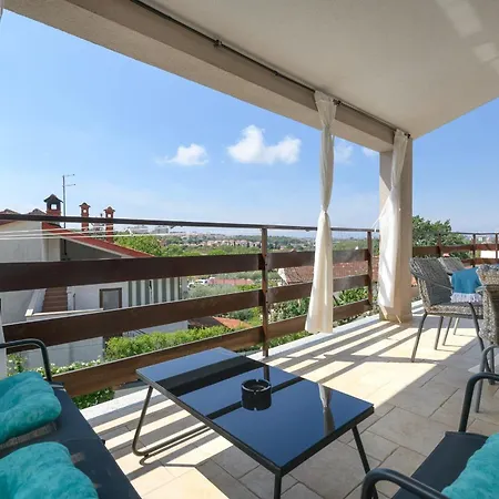 Poolside - Pool & Gym Apartman