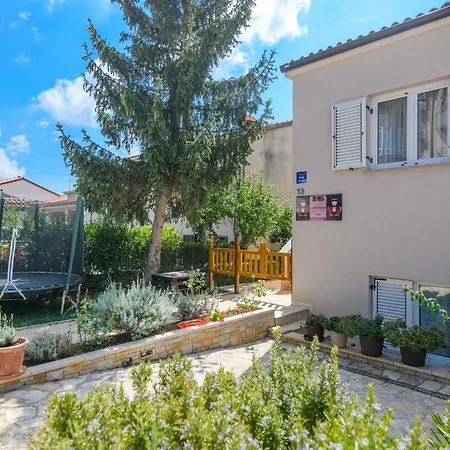 Poolside - Pool & Gym Apartman Pula