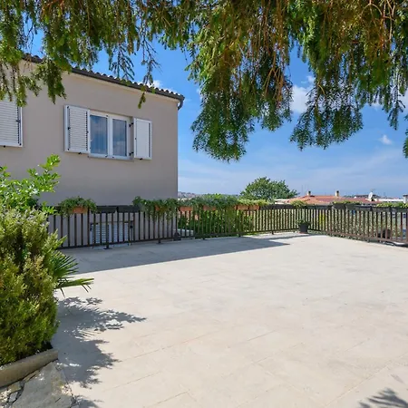 Poolside - Pool & Gym Apartman *