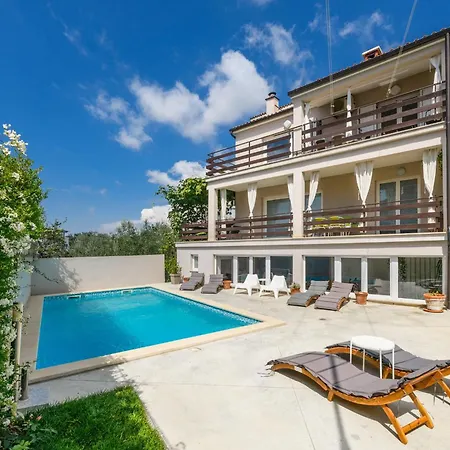 Poolside - Pool & Gym Apartman Pula